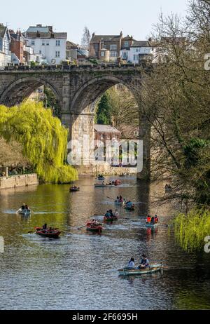 Knaresborough, North Yorkshire, Regno Unito. 30 Marzo 2021. Una giornata molto soleggiata con la temperatura che sale a 20 gradi significava che le barche erano sul fiume Nidd a Knaresborough, grazie anche all'alleggerimento delle restrizioni di Covid. Credit: ernesto rogata/Alamy Live News Foto Stock