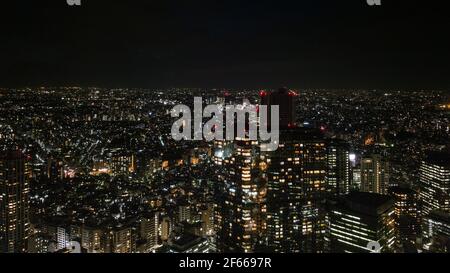 Shinjuku, Tokyo, Giappone - Vista aerea notturna dall'osservatorio del Palazzo del Governo di Tokyo. Foto Stock