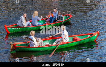 Knaresborough, North Yorkshire, Regno Unito. 30 Marzo 2021. Una giornata molto soleggiata con la temperatura che sale a 20 gradi significava che le barche erano sul fiume Nidd a Knaresborough, grazie anche all'alleggerimento delle restrizioni di Covid. Credit: ernesto rogata/Alamy Live News Foto Stock