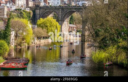 Knaresborough, North Yorkshire, Regno Unito. 30 Marzo 2021. Una giornata molto soleggiata con la temperatura che sale a 20 gradi significava che le barche erano sul fiume Nidd a Knaresborough, grazie anche all'alleggerimento delle restrizioni di Covid. Credit: ernesto rogata/Alamy Live News Foto Stock