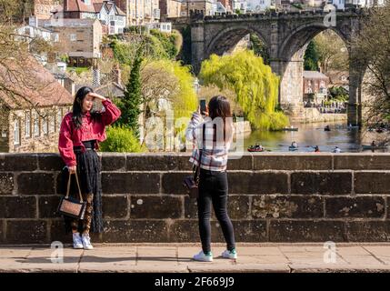 Knaresborough, North Yorkshire, Regno Unito. 30 Marzo 2021. Una giornata molto soleggiata con la temperatura che sale a 20 gradi significava che la gente si rilassava dal fiume Nidd a Knaresborough, grazie anche all'allentamento delle restrizioni di Covid. Credit: ernesto rogata/Alamy Live News Foto Stock