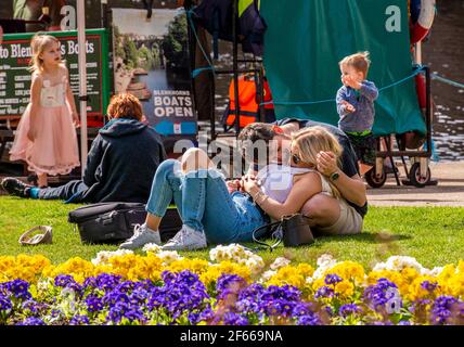 Knaresborough, North Yorkshire, Regno Unito. 30 Marzo 2021. Una giornata molto soleggiata con la temperatura che sale a 20 gradi significava che la gente si rilassava dal fiume Nidd a Knaresborough, grazie anche all'allentamento delle restrizioni di Covid. Credit: ernesto rogata/Alamy Live News Foto Stock