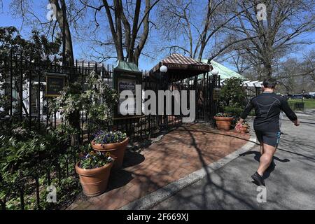 New York, Stati Uniti. 29 marzo 2021. Un uomo cammina oltre il ristorante Loeb Boathouse a Central Park il giorno della riapertura, New York, NY, 29 marzo 2021. L'iconico ristorante di Central Park, dove sono stati girati i film, ha annunciato la chiusura all'inizio della pandemia COVID-19, ma ha riaperto sia ristoranti interni che esterni, nonché il noleggio di barche a remi di ora per le escursioni sul lago. (Foto di Anthony Behar/Sipa USA) Credit: Sipa USA/Alamy Live News Foto Stock