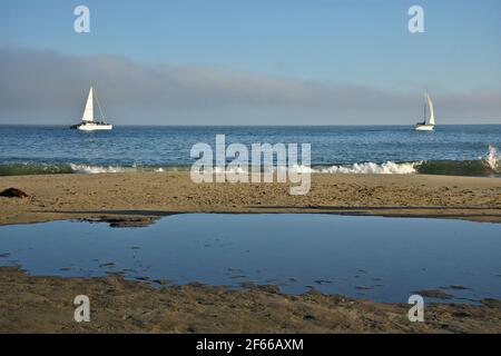 Paesaggio con una barca a vela e un catamarano sulla costa del porto di Santa Cruz in California, Stati Uniti. Foto Stock