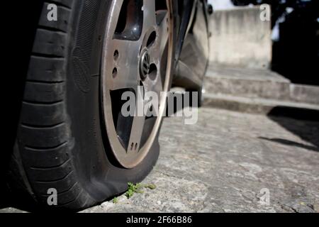 salvador, bahia / brasile - 13 gennaio 2015: pneumatico veicolo vuoto, che richiede la taratura. *** Local Caption *** Foto Stock