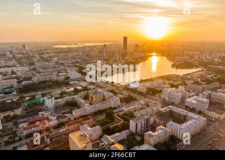 Vista aerea di Ekaterinburg durante il tramonto, Russia Foto Stock