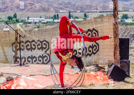 ISSYK KUL, KIRGHIZISTAN - 15 LUGLIO 2018: Artista locale all'Ethnosestival Teskey Jeek sulla costa del lago Issyk Kul in Kirghizistan Foto Stock