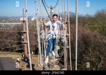 Gli arrampicatori si godono il clima caldo a Go Ape presso Alexandra Palace, nel nord di Londra. Data immagine: Giovedì 18 marzo 2021. Le temperature in alcune parti del Regno Unito dovrebbero essere notevolmente più calde questa settimana, poiché famiglie e amici sono riuniti e le attività sportive possono riprendere in Inghilterra dopo il rilassamento delle restrizioni del coronavirus. Foto Stock