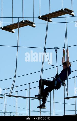 Gli arrampicatori si godono il clima caldo a Go Ape presso Alexandra Palace, nel nord di Londra. Data immagine: Giovedì 18 marzo 2021. Le temperature in alcune parti del Regno Unito dovrebbero essere notevolmente più calde questa settimana, poiché famiglie e amici sono riuniti e le attività sportive possono riprendere in Inghilterra dopo il rilassamento delle restrizioni del coronavirus. Foto Stock