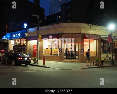 Immagine notturna scattata nel quartiere Chinatown di Boston. Foto Stock