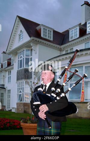 Trump Turnberry: Bagpiper giocare le cornamuse al Turnberry Resort in Scozia Foto Stock