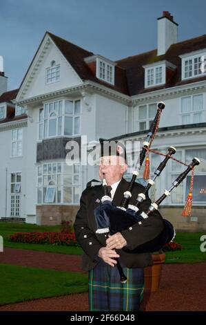 Trump Turnberry: Bagpiper giocare le cornamuse al Turnberry Resort in Scozia Foto Stock