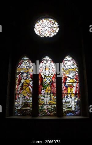 Guerrieri sulla vetrata di St Conan's Kirk, Loch awe, Argyll, Scozia Foto Stock