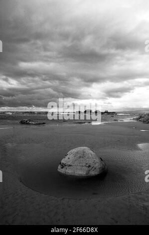 Costa frastagliata e spiaggia a Turnberry, Ayrshire, Scozia Foto Stock