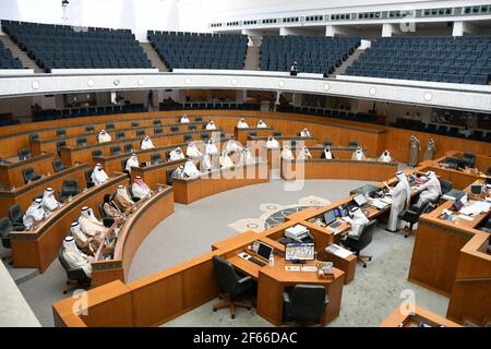 Kuwait City. 30 Marzo 2021. Foto scattata il 30 marzo 2021 mostra una sessione del parlamento a Kuwait City, Kuwait. Il nuovo governo del Kuwait ha prestato il giuramento costituzionale martedì prima dell'Assemblea nazionale, o del parlamento. Credit: Xinhua/Alamy Live News Foto Stock