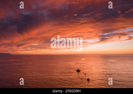 Nube di stratocumulus durante un vivace tramonto sul canale di Bristol dal sentiero costiero vicino a Westward ho!, North Devon, Inghilterra. Foto Stock