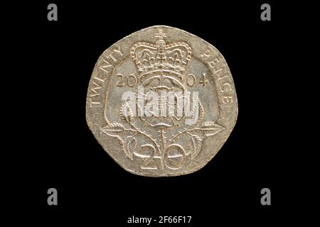 Reverse of the Great Britain Twenty pence coin of 2004, isolato su sfondo nero Foto Stock