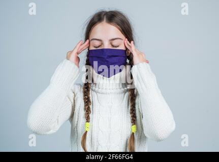 teen ragazza indossare maschera respiratore mentre coronavirus pandemia quarantena, sintomo Foto Stock