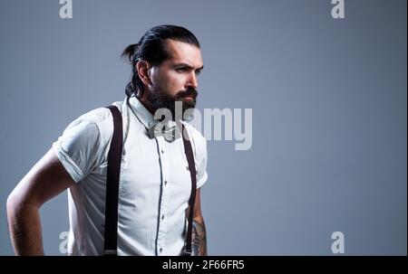 il suo stile perfetto. elegante look maschile. bello hipster in abbigliamento formale. festa goer. barbershop. barbiere maturo in stile retrò. uomo bearded dentro Foto Stock