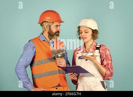 Appartamento di ristrutturazione in fase di ristrutturazione per coppie. Concetto di rinnovamento. Secondo il piano. Discutere di ristrutturazione con l'appaltatore. Lavori di intonacatura. Coppia Foto Stock