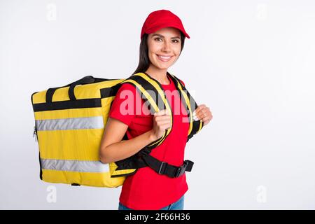 Courier giovane con borsa termica su sfondo a colori, spazio per