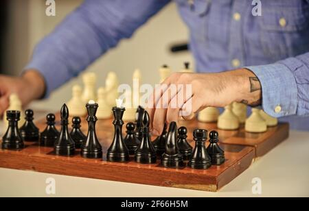 La tattica è sapere cosa fare. Logica di sviluppo. Imparare giocare a scacchi. Lezione di scacchi. Concetto di strategia. Giocare a scacchi. Hobby intellettuale. Cifre su Foto Stock