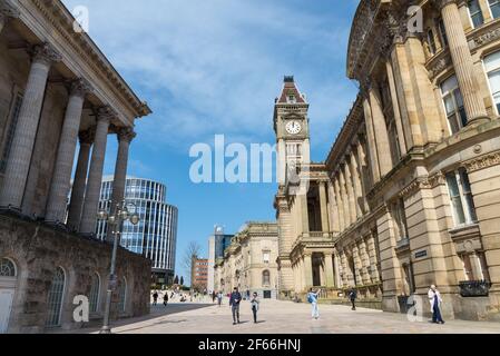 Il Museo e la Galleria d'Arte di Birmingham e il Municipio sono visti da Victoria Square nel centro della città Foto Stock