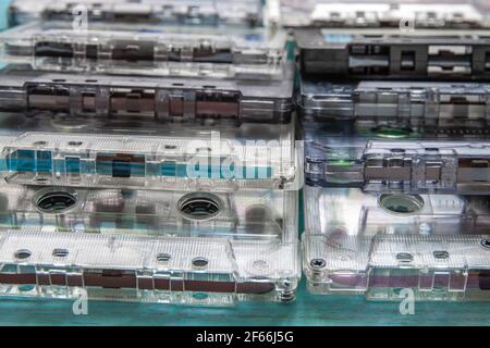 Su uno sfondo blu, sono presenti due pile di cassette audio. Messa a fuoco selettiva. Primo piano Foto Stock