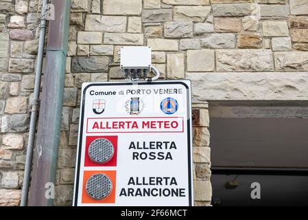 Porto Venere, Liguria, Italia. Giugno 2020. Pannello di informazioni del comune su possibili avvisi meteo. Foto Stock