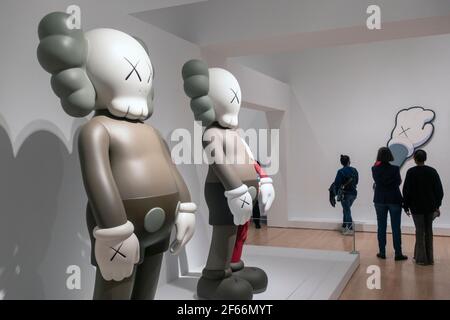 KAWS che festa mostra al Brooklyn Museum of Art in Brooklyn, New York Foto Stock