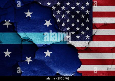 Bandiere di Anaheim e USA dipinte su pareti incrinate Foto Stock