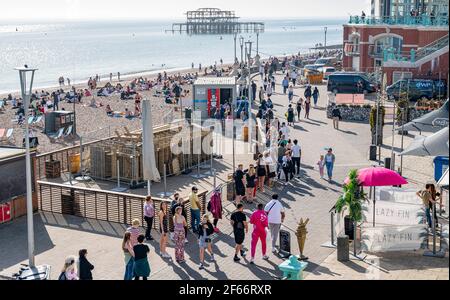 Brighton UK 30 marzo 2021 - la coda dei servizi igienici pubblici si estende lungo il lungomare di Brighton, mentre i visitatori si affollano sul mare il giorno più caldo dell'anno, con temperature che raggiungono la metà degli anni '20 centigradi in alcune parti del Sud-Est : Credit Simon Dack / Alamy Live News Foto Stock