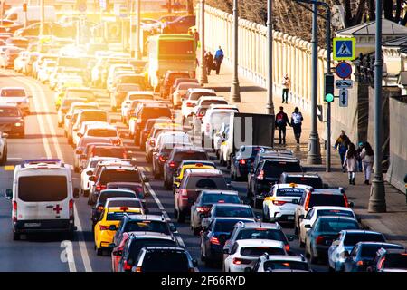 Mosca, Russia - 27 marzo 2021:ingorgo di traffico su uno degli argini del fiume Moskva vicino al Cremlino. Foto di alta qualità Foto Stock