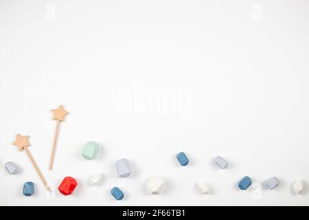 Sfondo dei giocattoli del bambino del capretto. Blocchi di legno in pietra di pino su banco bianco. Pietre di equilibrio di gioco di impilamento educativo Foto Stock