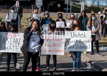 Maple Grove, Minnesota. 25 marzo 2021. Fermare la protesta di odio asiatico per ricordare le vittime degli assassini di Atlanta. Foto Stock