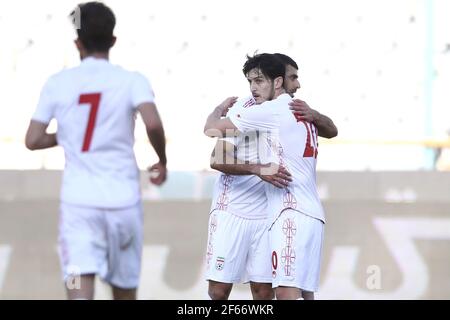 Teheran, Iran. 30 Marzo 2021. Mehdi Taremi dell'Iran con Sardar Azmoun festeggia dopo aver segnato il suo secondo gol al fianco durante l'incontro internazionale amichevole tra Iran e Siria allo stadio Azadi a Teheran, Iran. Credit: SPP Sport Press Photo. /Alamy Live News Foto Stock