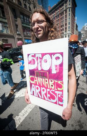 New York, Stati Uniti. 02 maggio 2015. I sostenitori della legalizzazione della marijuana marciano a New York sabato 2 maggio 2015 alla marcia annuale per Marijuana. la marcia includeva un'ampia gamma di dati demografici, dai millennial ai vecchi hippy. I partecipanti alla parata chiedono la legalizzazione della marijuana per cure mediche e per usi ricreativi. (Foto di Richard B. Levine) Credit: Sipa USA/Alamy Live News Foto Stock