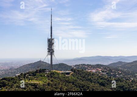 Vista della Torre Collserola (Torre de Collserola) Sulla montagna Tibidabo a Barcellona Foto Stock