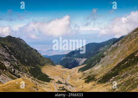 Vista fantastica sui serpentini della strada di montagna Transfagaras, Romania. Una delle strade più belle del mondo. Popolare destinazione turistica nel Fagar Foto Stock