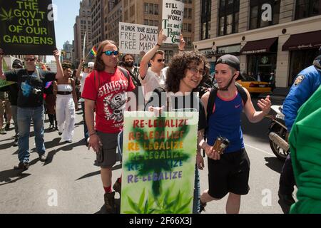 New York City, Stati Uniti. 04 maggio 2013. I sostenitori della legalizzazione della marijuana marciano a New York sabato 4 maggio 2013 alla marcia annuale per Marijuana. La marcia includeva un'ampia gamma di dati demografici, dai giovani agli hippy di vecchia data. I partecipanti alla parata hanno chiesto l'uso della marijuana per cure mediche e per usi ricreativi. (Foto di Richard B. Levine) Credit: Sipa USA/Alamy Live News Foto Stock