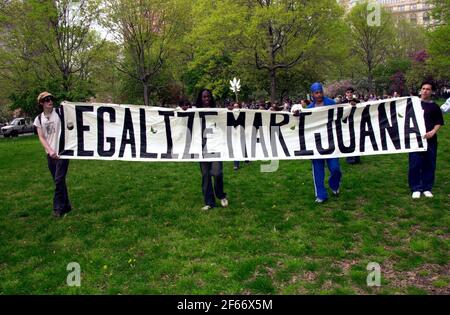 New York City, Stati Uniti. 01 Maggio 2004. Sostenitori per la legalizzazione della marijuana marcia e rally il 1 maggio 2004. La protesta annuale ha avuto circa 1000 partecipanti, per lo più giovani, ma anche alcuni hippies di vecchia data. Alcuni dei gruppi che partecipano alla parata hanno chiesto l'uso di marijuana e ibogaina per il trattamento medico, altri lo vogliono legalizzato per uso ricreativo. (Foto di Richard B. Levine) Credit: Sipa USA/Alamy Live News Foto Stock