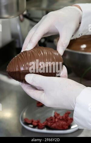 Parigi, Francia. 30 Marzo 2021. Uno chef di la Flibuste, un ristorante Michelin Star 2020/2021, produce uova di cioccolato per la Pasqua, a Villeneuve Loubet, Francia, 30 marzo 2021. Credit: Xinhua/Alamy Live News Foto Stock