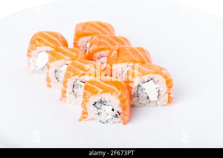 Delizioso sushi al salmone con maionese. Macro. La foto può essere utilizzata come sfondo completo. Foto Stock