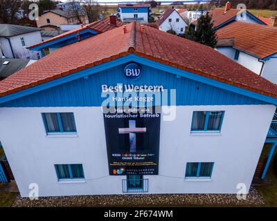 22 marzo 2021, Meclemburgo-Pomerania occidentale, Koserow: I terreni dell'hotel 'Hanse Kogge' a Koserow, sull'isola di Usedom, nel Mar Baltico. Grazie alle misure di protezione Corona, le attività turistiche rimangono chiuse ai turisti. Un manifesto di protesta dell'Associazione Alberghiera Ostseeinsel Usedom contro la chiusura continua di tutte le strutture turistiche come misura di protezione Corona pende sulla facciata dell'hotel 'Hanse Kogge' a Koserow, sull'isola del Mar Baltico di Usedom. Con l'iscrizione: Qui riposa un'attività turistica. Nessun risveglio primaverile senza ospiti. (Vista aerea con un drone) Pho Foto Stock