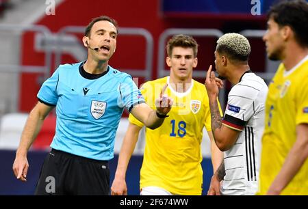 Budapest, Ungheria. 30 Marzo 2021. Calcio, U-21 uomini: Campionato europeo, Germania - Romania, turno preliminare, Gruppo A, Giornata 3, Arena di Bozsik. L'arbitro spagnolo Guillermo Cuadra Fernandez parla con la tedesca Lukas Nmecha (r). Credit: Marton Monus/dpa/Alamy Live News Foto Stock