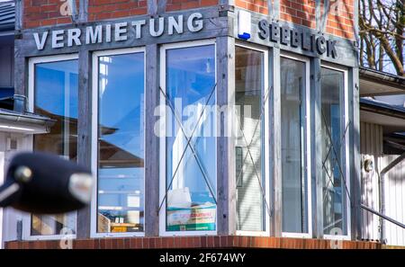 Koserow, Germania. 22 marzo 2021. Un affitto di stanza chiusa per i vacanzieri vicino al molo sull'isola del Mar Baltico di Usedom. Credit: Jens Büttner/dpa-Zentralbild/ZB/dpa/Alamy Live News Foto Stock