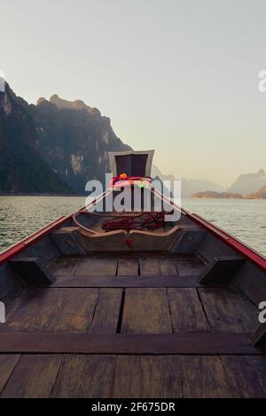 Battello passeggeri sul lago Cheow LAN nel Parco Nazionale di Khao Sok, Thailandia. Cartolina, poster, sfondo Foto Stock