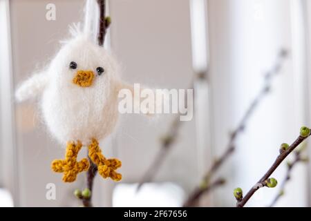 Leipzig, Sassonia, Germania, 03-23-03 decorazioni pasquali fatte in proprio-pollo lavorato a maglia su un ramo di ciliegia Foto Stock