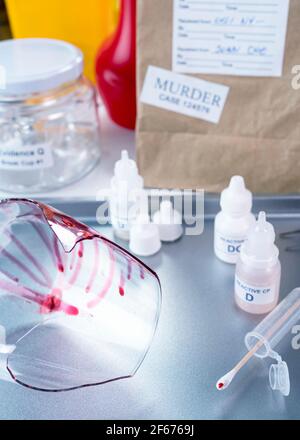 Campione di vetro colorato con sangue in un contenitore di prova, immagine concettuale Foto Stock