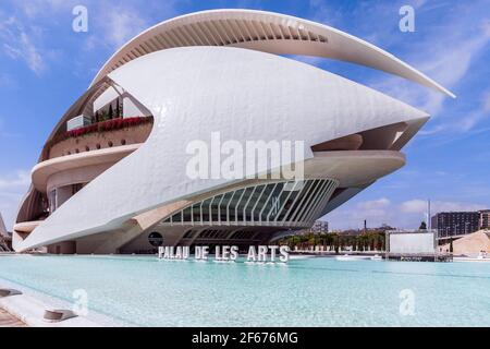 Valencia - Spagna. 24 giugno 2019: Bella vista del Teatro dell'Opera (Palau de les Arts Reina Sofia) nella Città delle Arti e delle Scienze di Santiago Calatrava Foto Stock